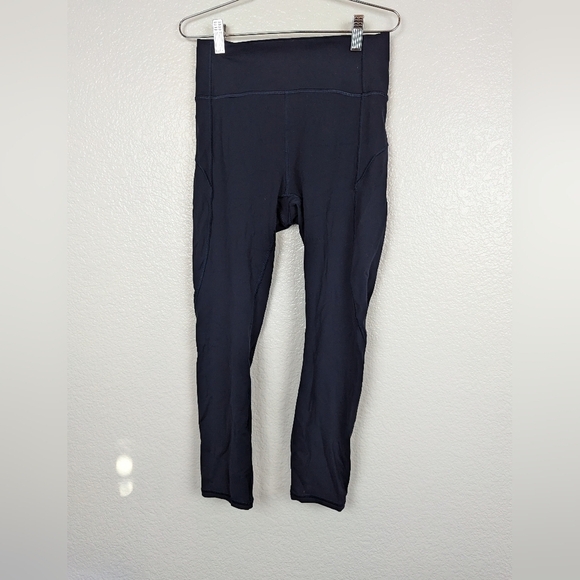 Lululemon in movement crop 23" size 6 true navy blue - Picture 1 of 4